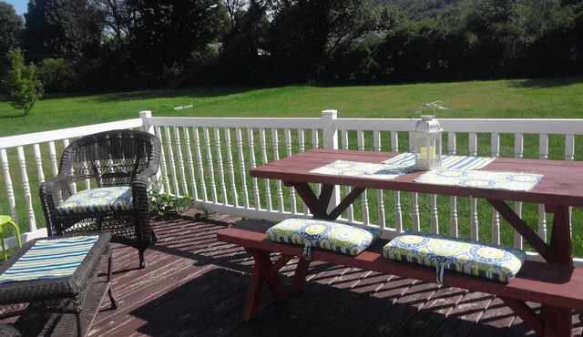 A French Flair: 3bedroom/2bath Ranch home w/WiFi & AC-Sleeps 10