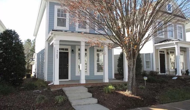 Charming 3-bedroom house centrally located between Raleigh and Durham
