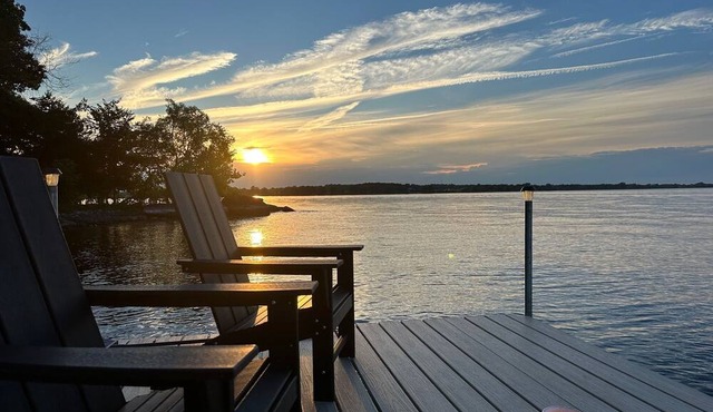 NEW! Gracious contemporary 5BR/5BA lake house with private beach