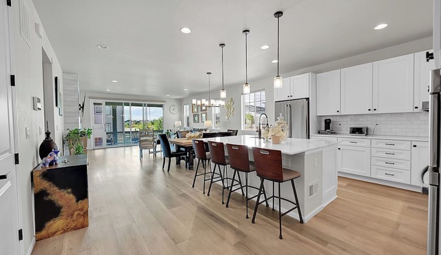 Spacious 5-bedroom house in lovely Aurora with AC, WiFi, fitness room