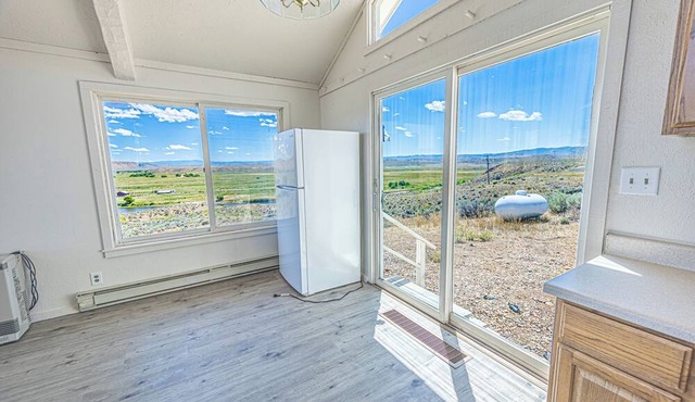 Hunters- 2bdrm farmhouse b/t Duffy Mountain & Juniper Mountain w/Yampa River.