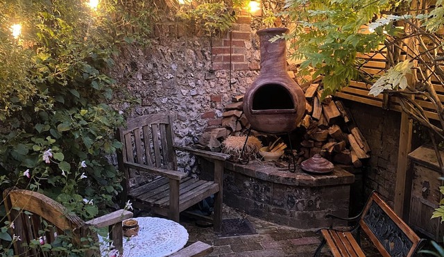 Deceptively spacious 3-bed cottage with mature garden and home cinema in Lewes