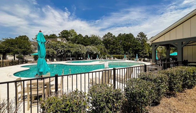 Charming townhome with patio, W/D, central AC & pool