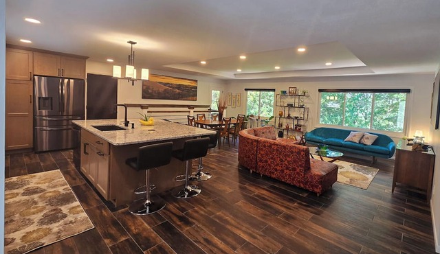 The Bradley House - Beautiful & Spacious Home - Near Campus & Stadium