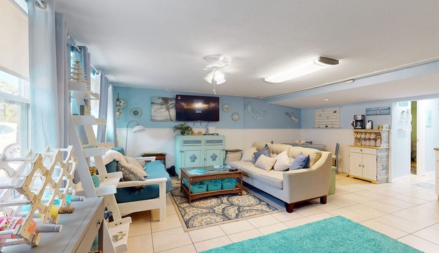 Cozy coastal home with plenty of space and close to springs