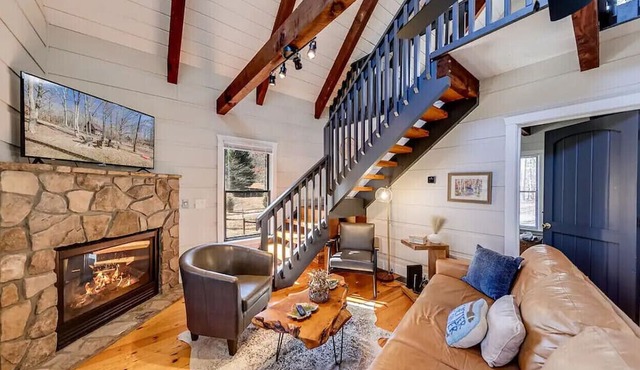 Riverland Retreat, Cozy Cabin on Soque River in Demorest. Pet-Friendly!