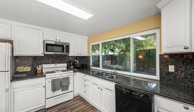 Entire House! KING SIZE BED