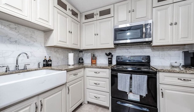 7BD/5B | Slps20| SportsCourt| HeatedPool/Spa|3King