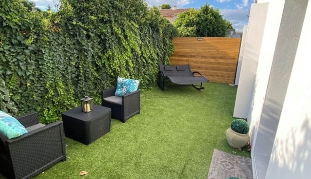 2-person apartment with Jacuzzi suite, garden, close to beaches.
