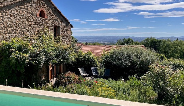 Stone house with heated swimming pool in Forez