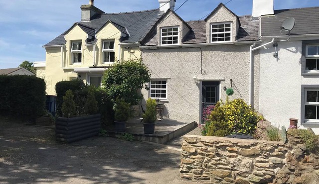 TY BOBBET, pet friendly, with open fire in Amlwch