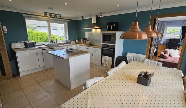 Sunnybanks - a holiday home that sleeps 8 guests in 4 bedrooms