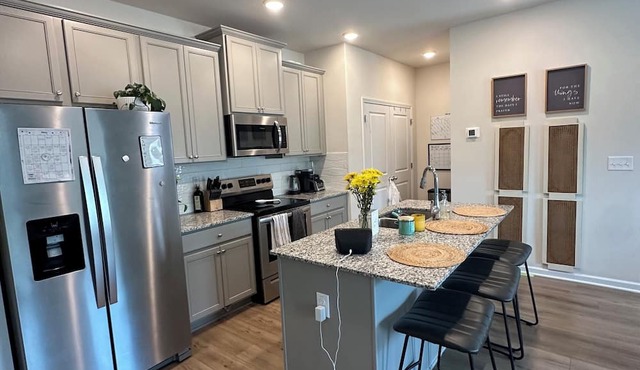 Beautiful home 20 minutes from amusement park, parks, shopping, and hospitals