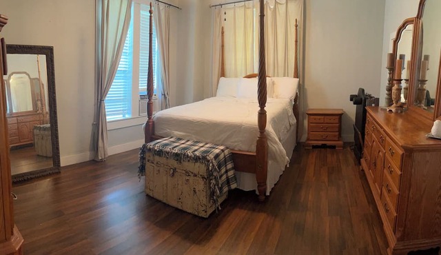 Charming farmhouse just five minutes away from Grenada Lake.