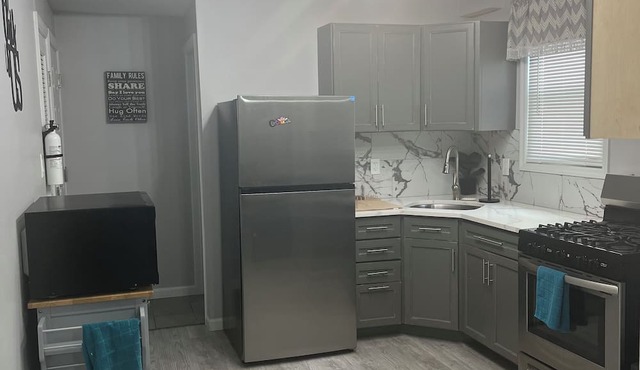 Superb 2-bedroom apartment in charming Newark with AC, WiFi, dresser