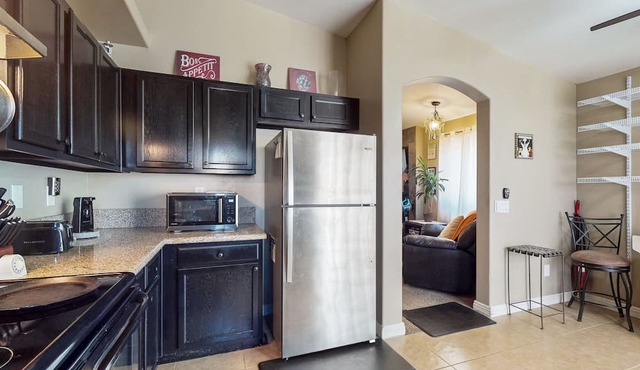Dog-friendly desert gem with central A/C, WiFi, grill, and washer/dryer