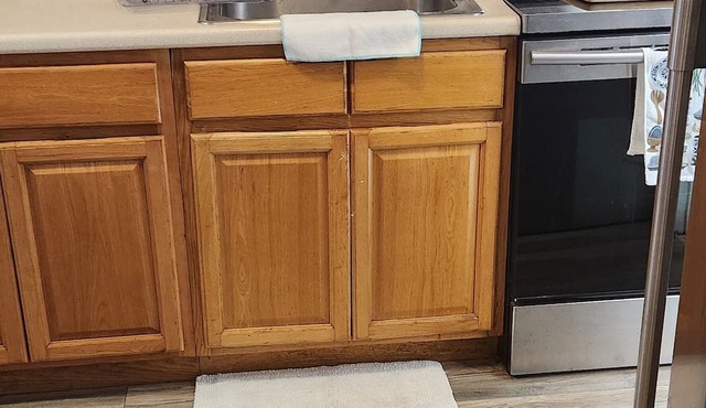 Cozy 1-bedroom small house steps aways from restaurants and beautiful Lake view