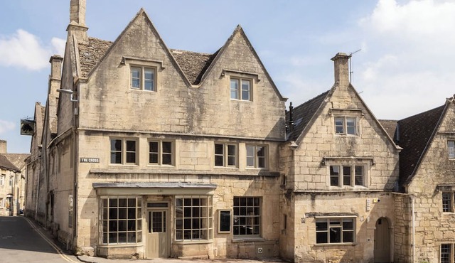 This house is a 5 bedroom(s), 5 bathrooms, located in Cotswolds, .
