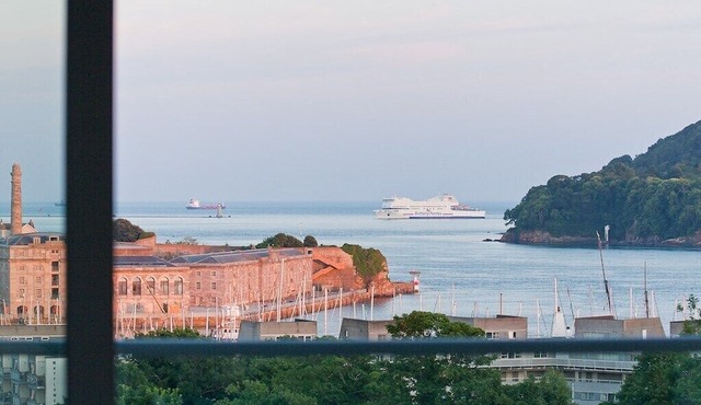 2 Bed - Leeward House by Pureserviced