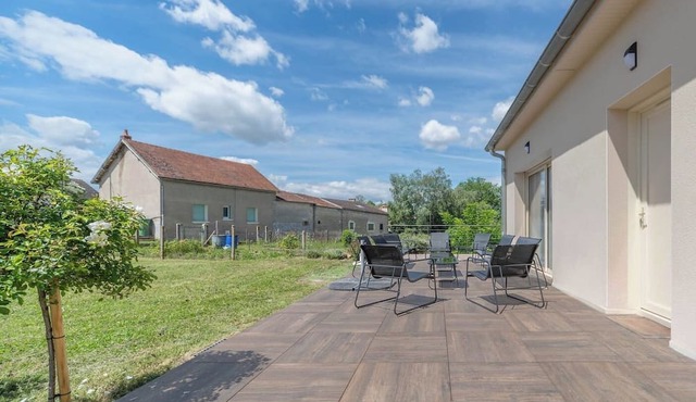 Large designer country house - free parking