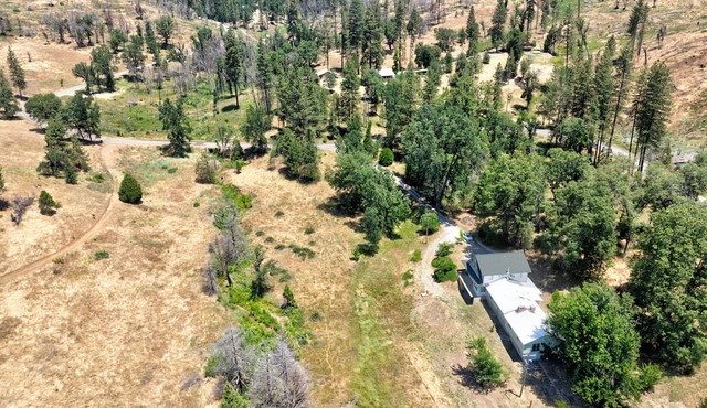 OFF THE BEATEN PATH IN MARIPOSA – 3 BDR for 8! Close to Yosemite, EV Charger+