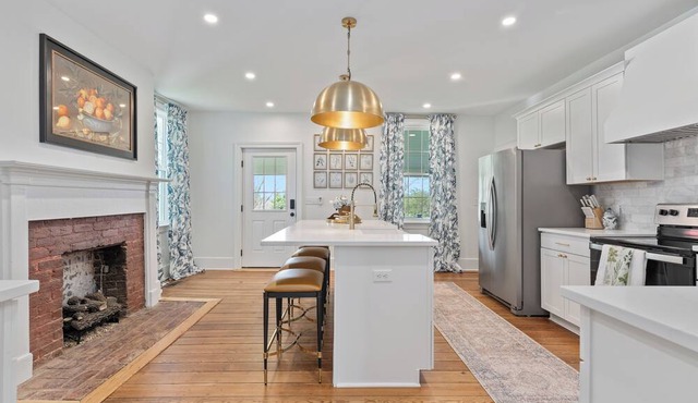 Charming 4-bedroom house in Bowling Green with WiFi, AC - 1700s Modern Reno