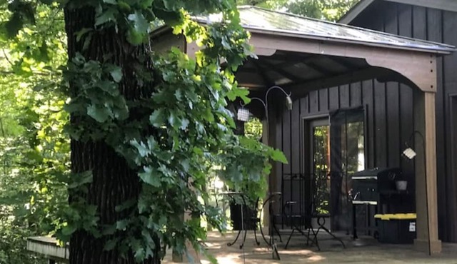 2 Bedroom Woodsy Cottage with private outdoor area and wifi.