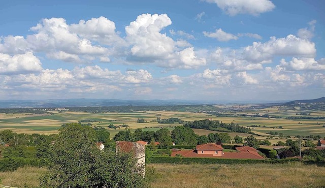Maison Familiale Avec Petite Cour Fermée au Coeur de L'auvergne