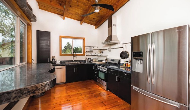 Cozy 2-bedroom cabin in Heeney with lake access and stellar deck views