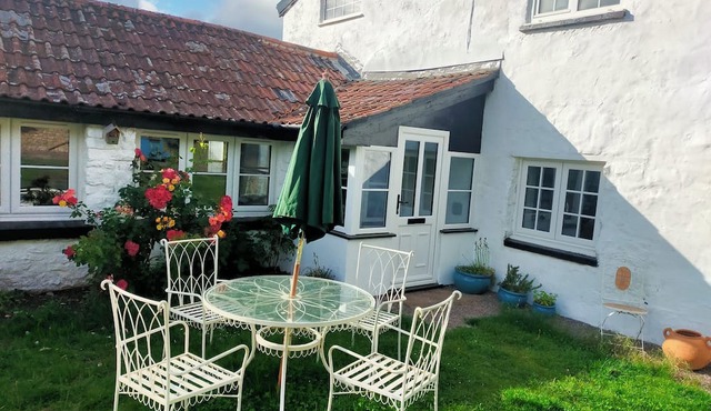 Peaceful 18th Century Barn Conversion 2BR/sleeps 4, dog friendly, free parking.