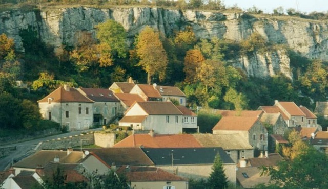 Tastefully renovated Farmhouse in Burgundy village; 4 bedrooms, secure garden.