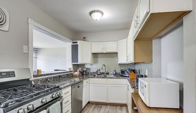 Pet-Friendly Home - 3 Mi to St Louis Airport