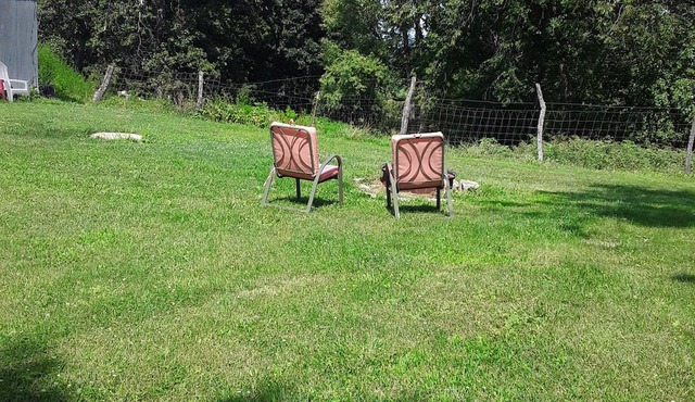 Pleasant 2-bedroom country farm house with AC in Medora. City get-a-way