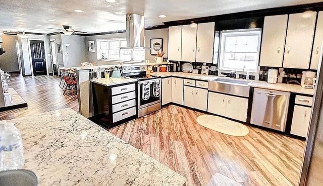 Expansive 3700+ sq ft retreat w/ sauna! Minutes to antique shops.