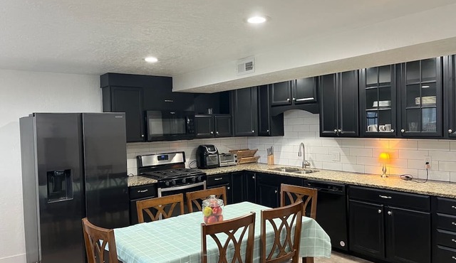 Charming 3-bedroom home with WiFi, AC, full kitchen, washer & dryer, in Riverton