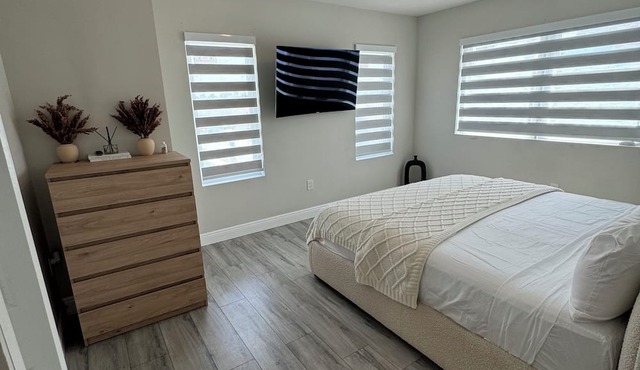 Charming 3-bedroom house in delightful Oakland Park with WiFi, AC