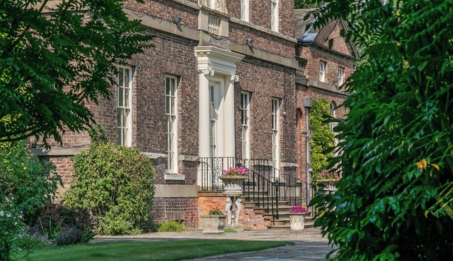 CHAUFFEURS COTTAGE, pet friendly, with open fire in Huby