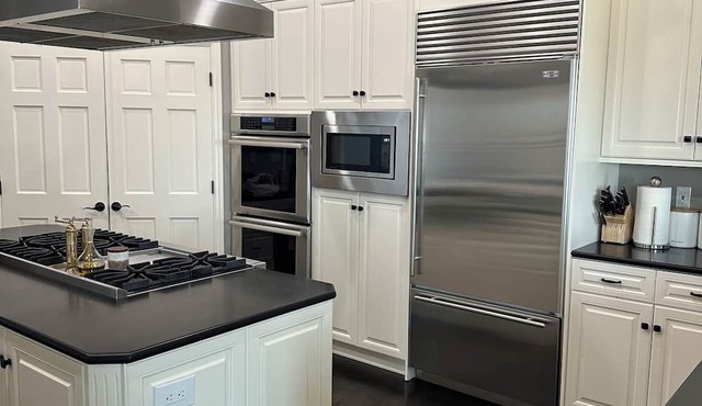 Lovely Family Fun Home in Spokane with POOL, HOT TUB, Full Sport Court, Sauna