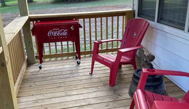 Cozy farmhouse near Fort Novosel sleeps 4, with full kitchen, laundry, & Wi-Fi