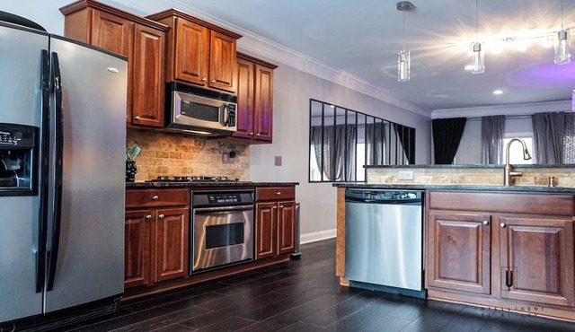 Beautiful High Quality 3-bedroom Townhome in Sandy Springs Gated Community.