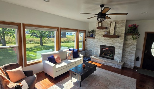 Spacious 4-bedroom home with fitness room & WiFi, within 20 minutes of Lambeau!