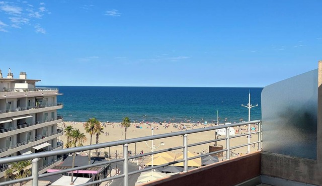 Apartment with terrace and sea view
