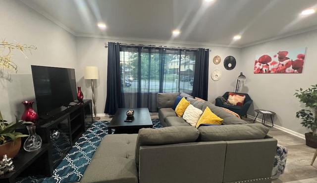 Spacious 5-bedroom house with driveway & backyard near DC and JB Andrews