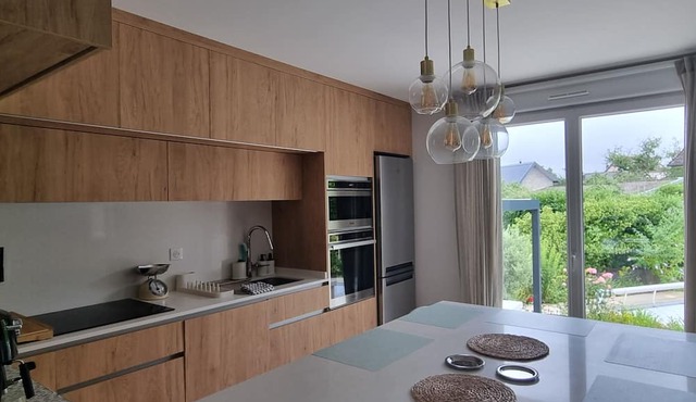 Villa sleeps 12, garden and pool in summer, haven of peace close to town center