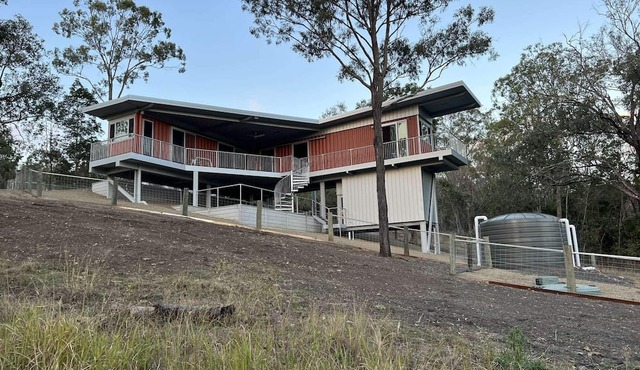 Luxury container cabin with scenic views & outdoor bath close to wineries