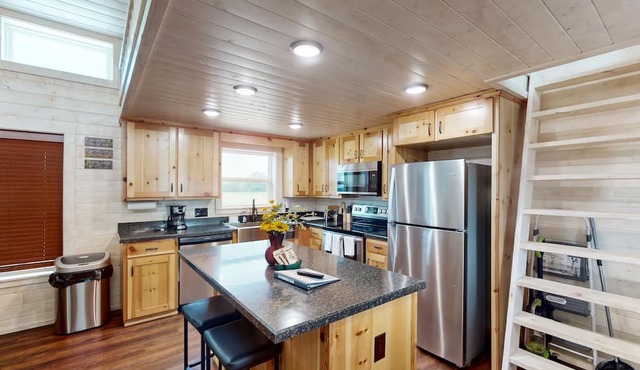 Cozy cottage with private pond, covered deck, + wifi