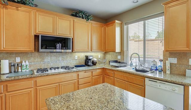 Spacious Orange County Home: 11 Mi to Disneyland!