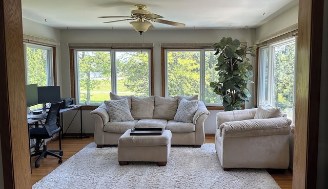 RNC accommodating & spacious home with pool 15 minutes from downtown Milwaukee.