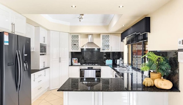 5 BR family house close to Highway and mall