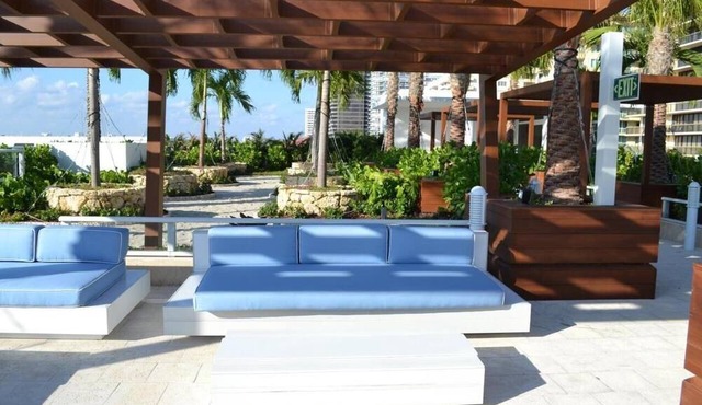 Double Suite Near Wells Fargo Bank MIA